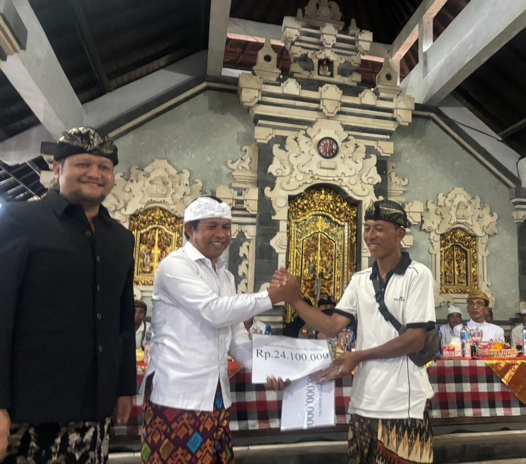 Perbekel Belok/Sidan Serahkan Bantuan Ngaben dan Nyekah masal Banjar Penikit